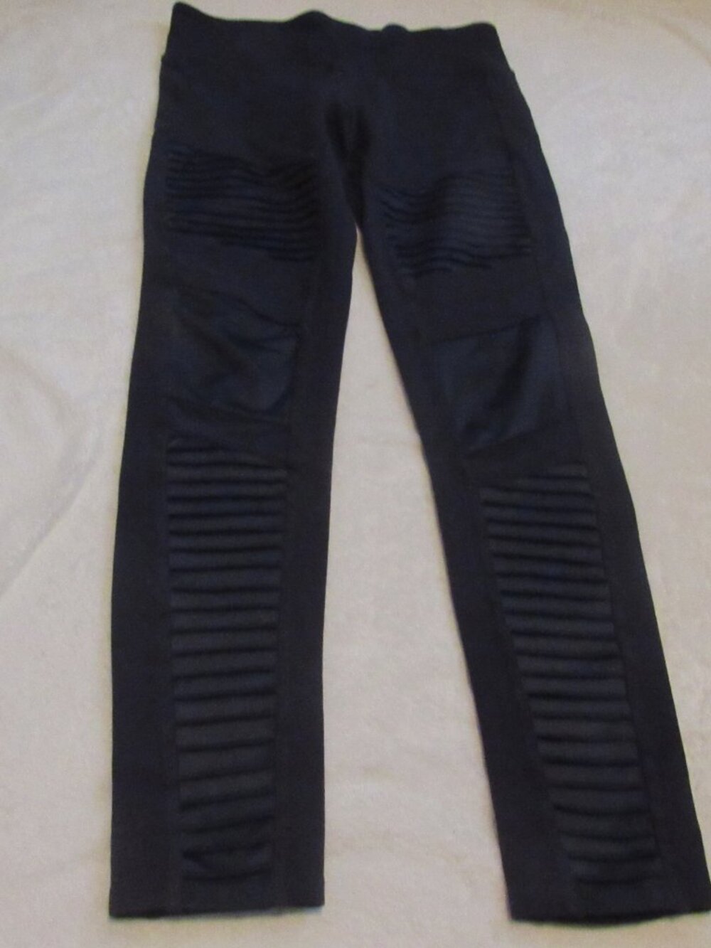 ALO Yoga Navy Leggings with Pleated Side Detail - Picture 3 of 16